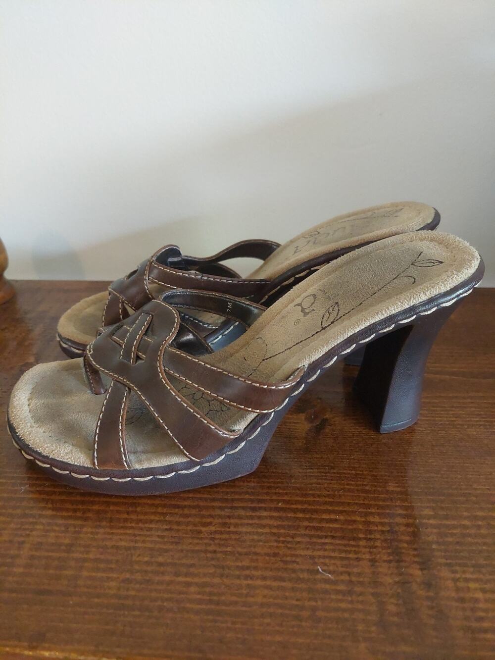 VTG 90's Y2K “Mudd” Brown Thong Sandals Size 7 Womens Faux Leather Heels